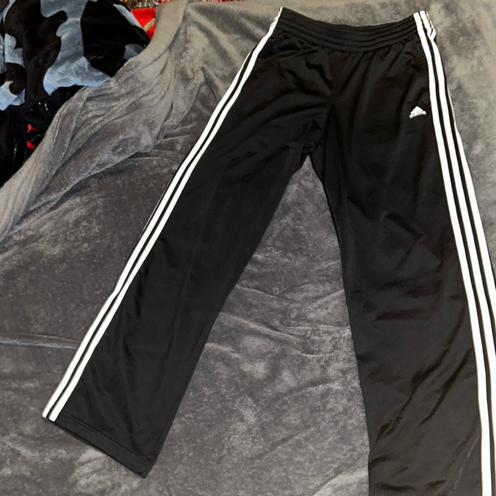 Cute Adidas flare sweatpants really cute and comfy very good quality!!